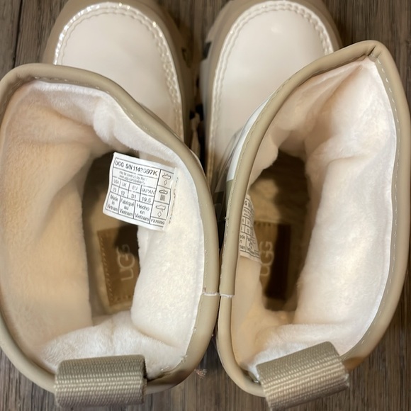 New Uggs Classic Brellah Mini cream and tan kids size 13 - Picture 3 of 7